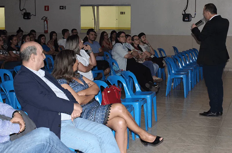 plateia-assistindo-palestra-do-diretor-do-genoma Plateia assistindo palestra do diretor do Genoma